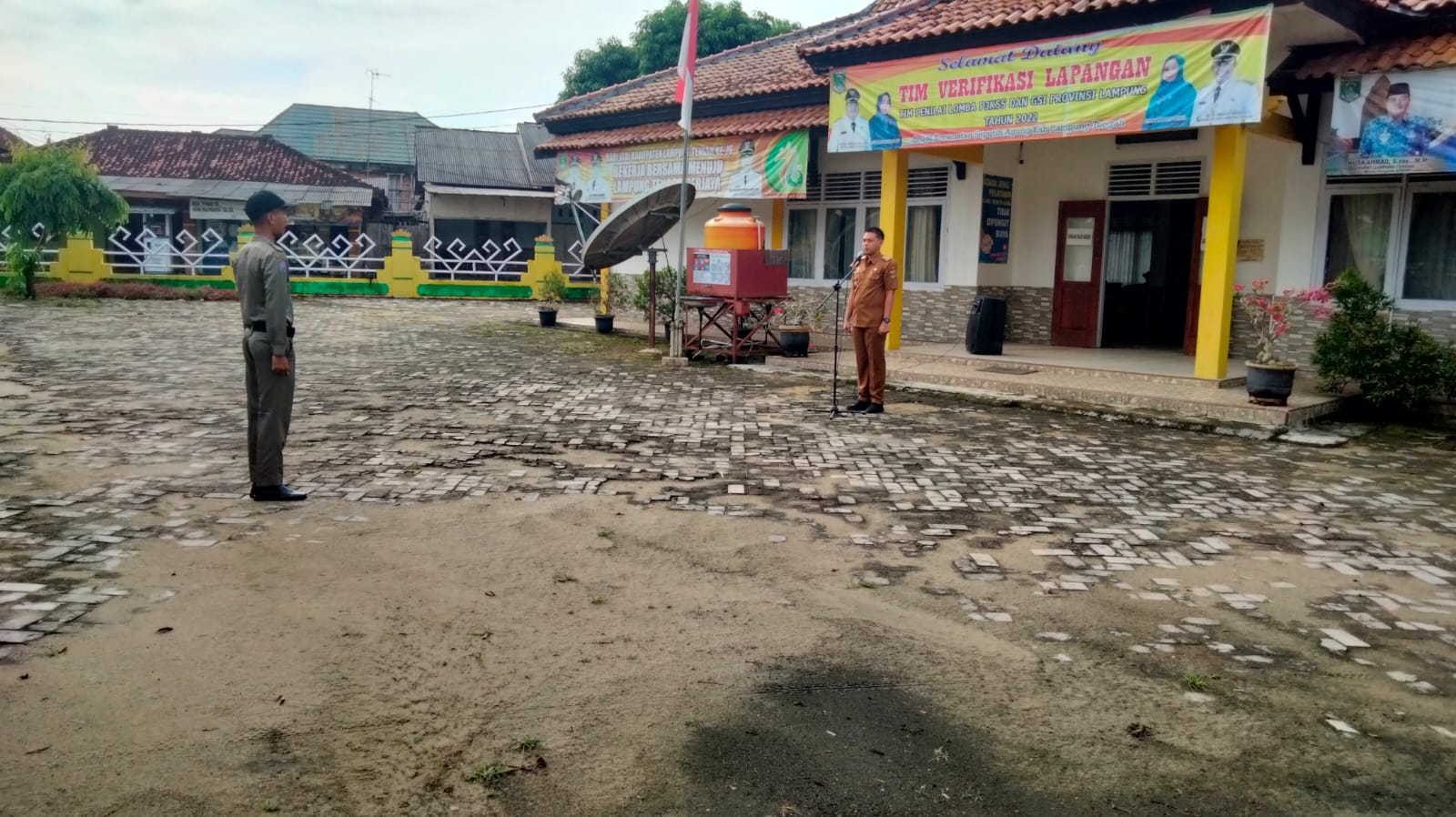 Melaksanakan Apel Mingguan di Halaman Kantor Kecamatan Seputih Agung (Senin, 20 Februari 2023)