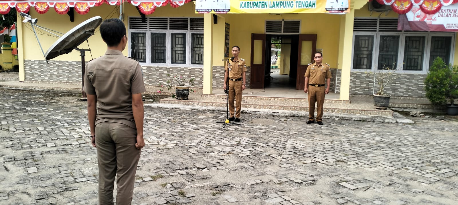 Melaksanakan Apel Mingguan di Halaman Kantor Kecamatan Seputih Agung (SENIN, 12 AGUSTUS 2024)