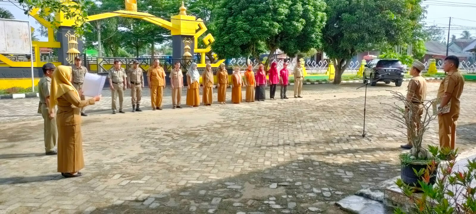 Melaksanakan Apel Mingguan di Halaman Kantor Kecamatan Seputih Agung (Senin, 05 Desember 2022)