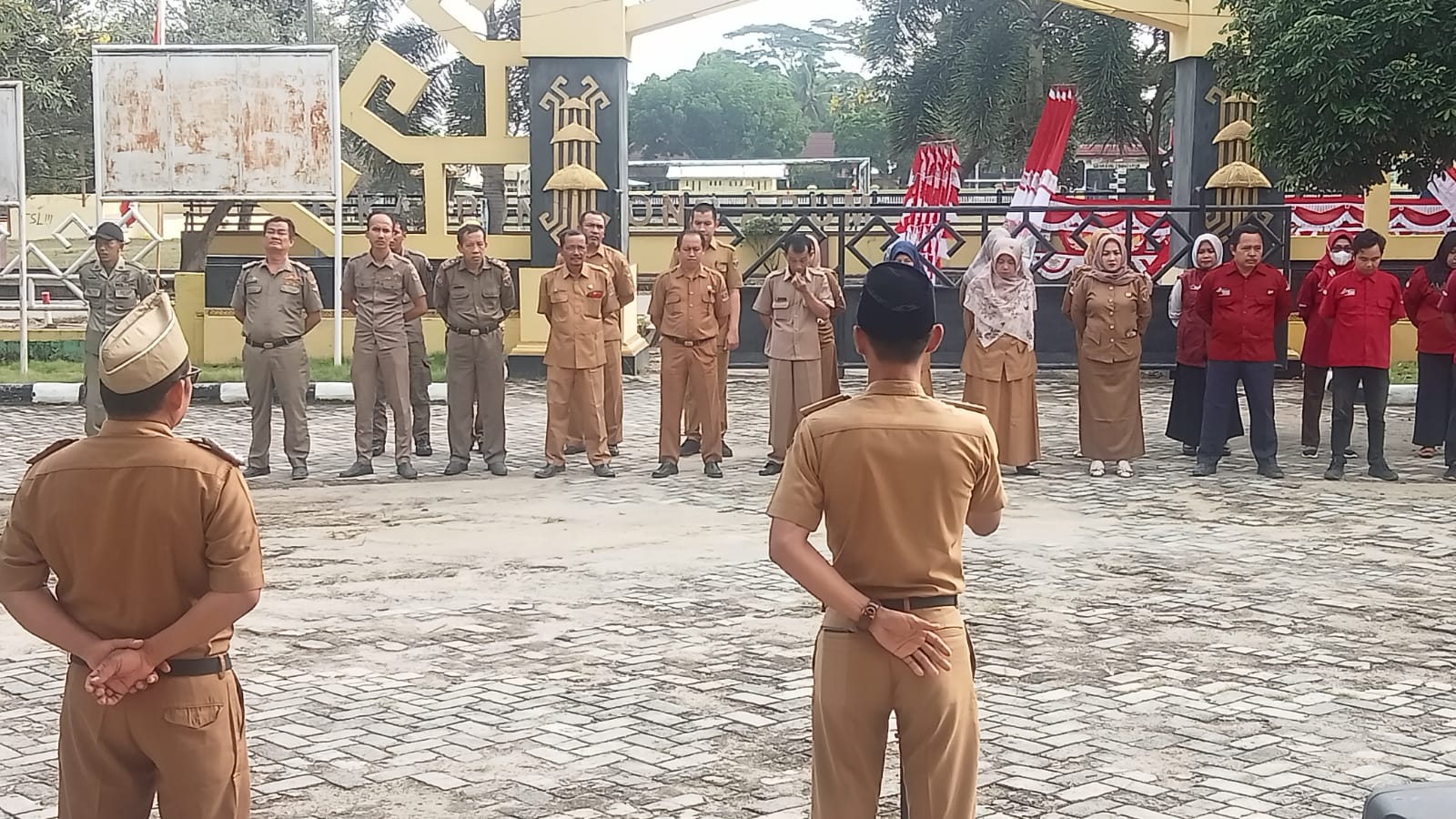 Melaksanakan Apel Mingguan di Halaman Kantor Kecamatan Seputih Agung (senin, 05 Agustus 2024)