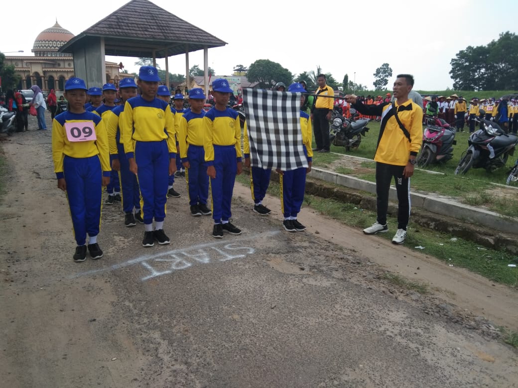 Pelepasan Lomb Gerak Jalan dalam Rangka HUT ke-77 dari Lapangan Sepak Bola Kampung SImpang Agung ke Lapangan Sepak Bola Kampung Dono Arum