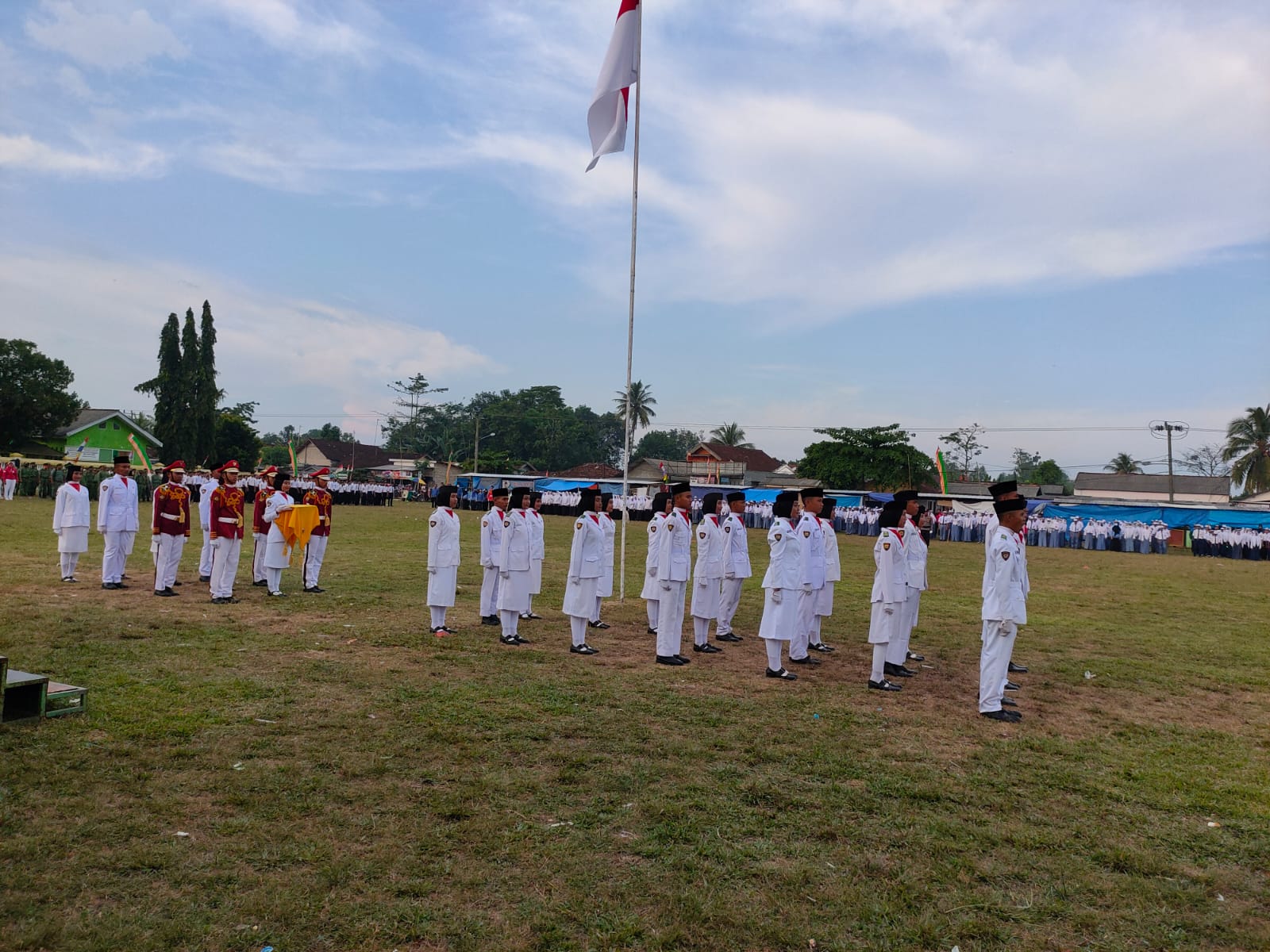 Upacara Penurunan Bendera Merah Putih dalam Rangka HUT RI Ke-77 di Lapangan Merdeka Dono Arum