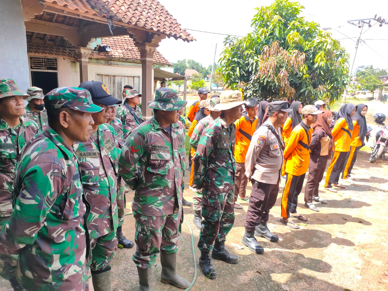 Cek Lokasi rumah yang terkena angin putting beliung dan gotong royong di Kampung Gayau Sakti dan Muji Rahayu (Selasa, 04 April 2023)