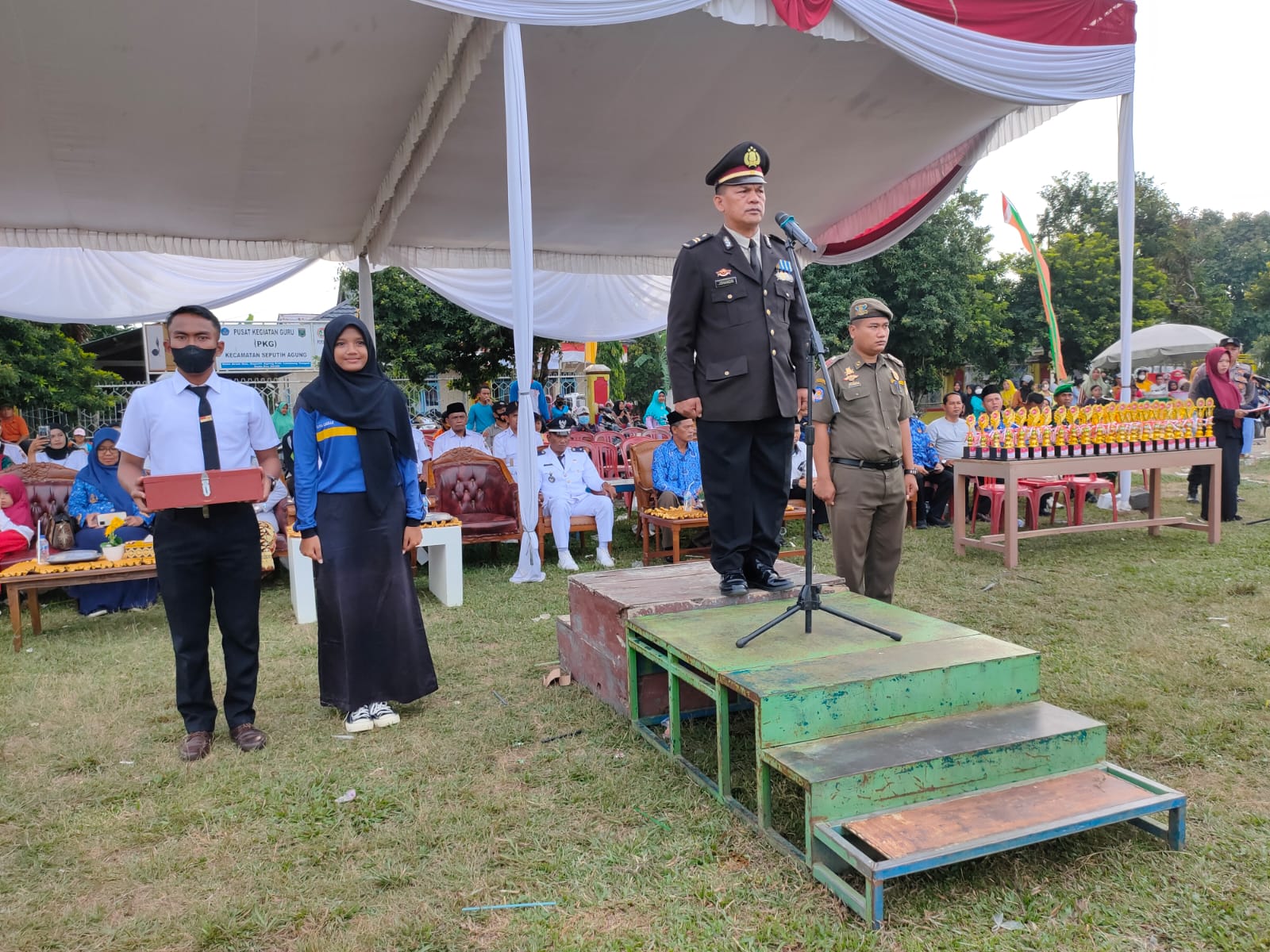 Upacara Penurunan Bendera Merah Putih dalam Rangka HUT RI Ke-77 di Lapangan Merdeka Dono Arum