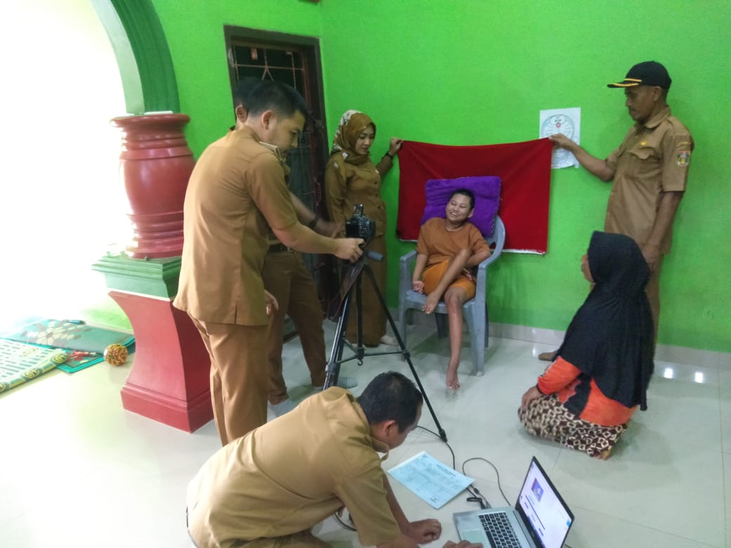 Jemput Bola Perekaman E-KTP bagi Masyarakat yang sakit dan Disabilitas di Kampung Sulusuban (Senin, 06 Maret 2023)