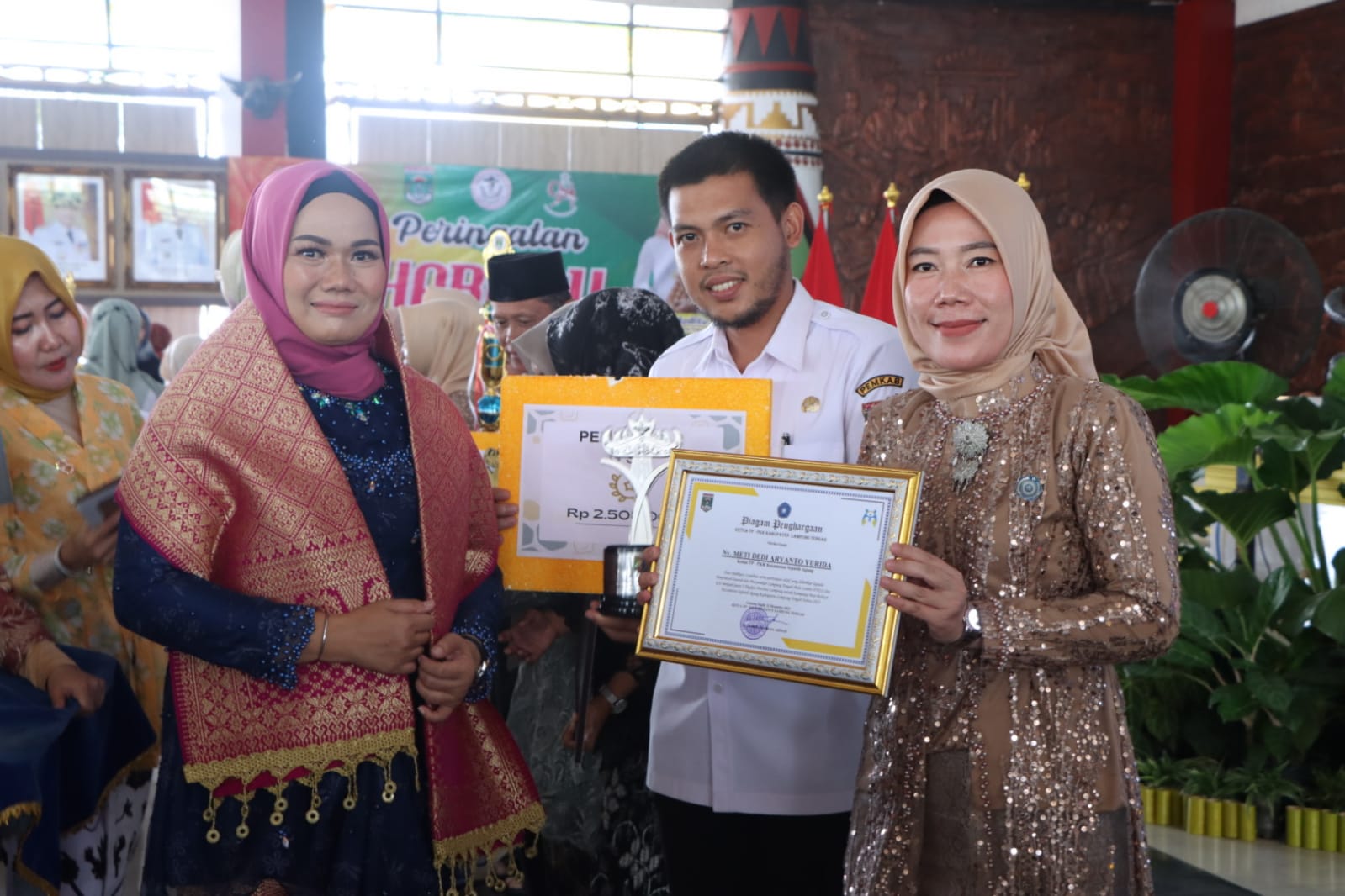 Peringatan Hari Ibu sekaligus penyerahan hadiah Lomba : P3KSS Juara 2 Tingkat Provinsi, GSI juara 2 Tingkat Provinsi, Perpustakaan kampung juara 2 Tingkat Kabupaten, Lomba masak serba ikan juara harapan 1 Tingkat Kabupaten  (Kamis, 22 Desember 2022)