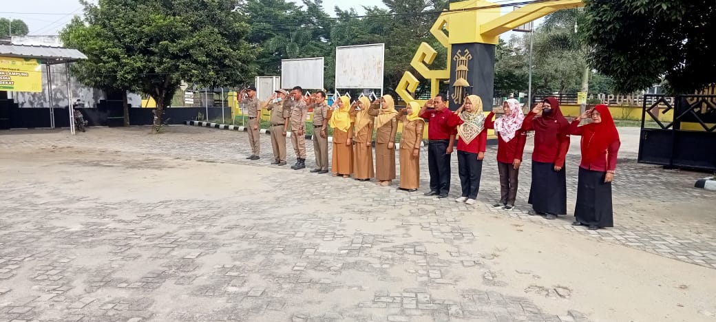 Melaksanakan Apel Mingguan di Halaman Kantor Kecamatan Seputih Agung (Senin, 16 Januari 2023)