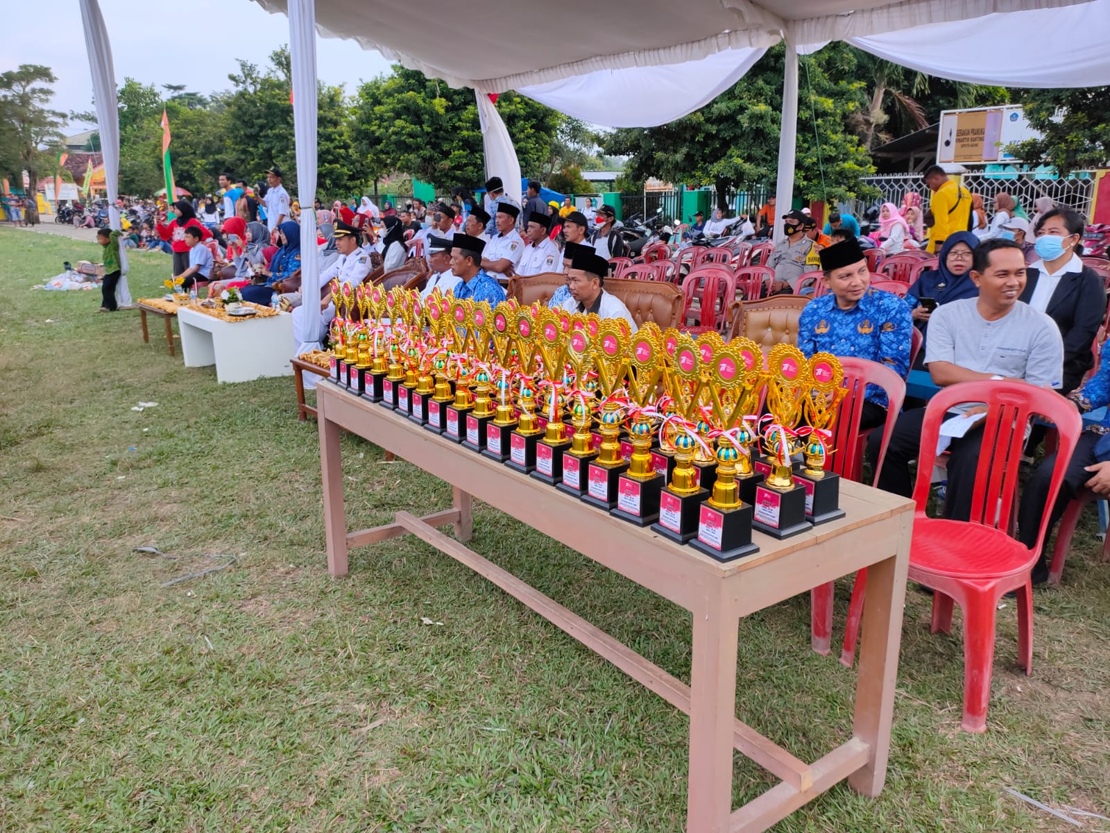 Pembagian Hadiah Pemenang dalam berbagai macam Perlombaan HUT RI Ke-77 di Lapangan Sepka Bola Kampung Dono Arum