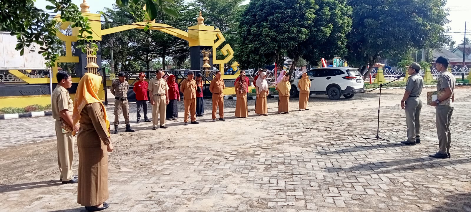 Melaksanakan Apel Mingguan di Halaman Kantor Kecamatan Seputih Agung (Senin, 14 November 2022)