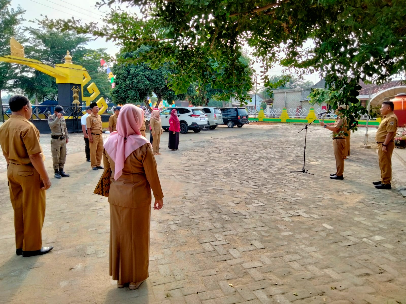 Melaksanakan Apel Mingguan  (11 Juli 2022) di Halaman Kantor Kecamatan Seputih Agung