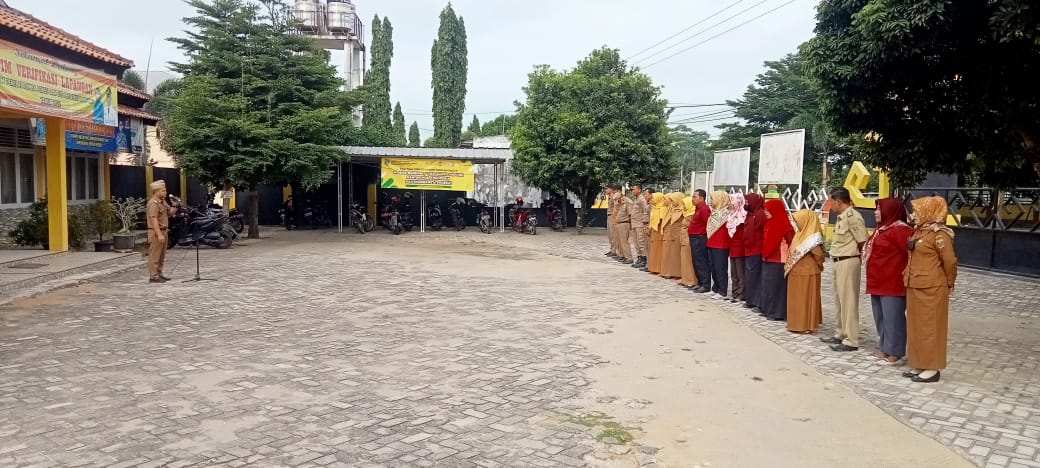 Melaksanakan Apel Mingguan di Halaman Kantor Kecamatan Seputih Agung (Senin, 16 Januari 2023)