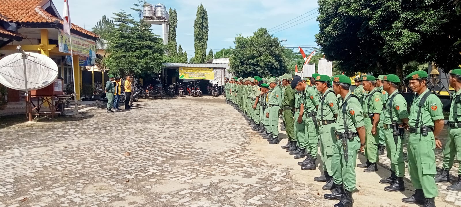 Pembinaan Linmas Se-Kecamatan Seputih Agung di Halaman Kantor Kec. Seputih Agung (Jum'at, 27 November 2022)