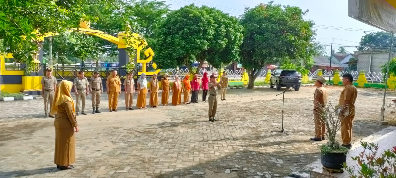 Melaksanakan Apel Mingguan di Halaman Kantor Kecamatan Seputih Agung (Senin, 05 Desember 2022)