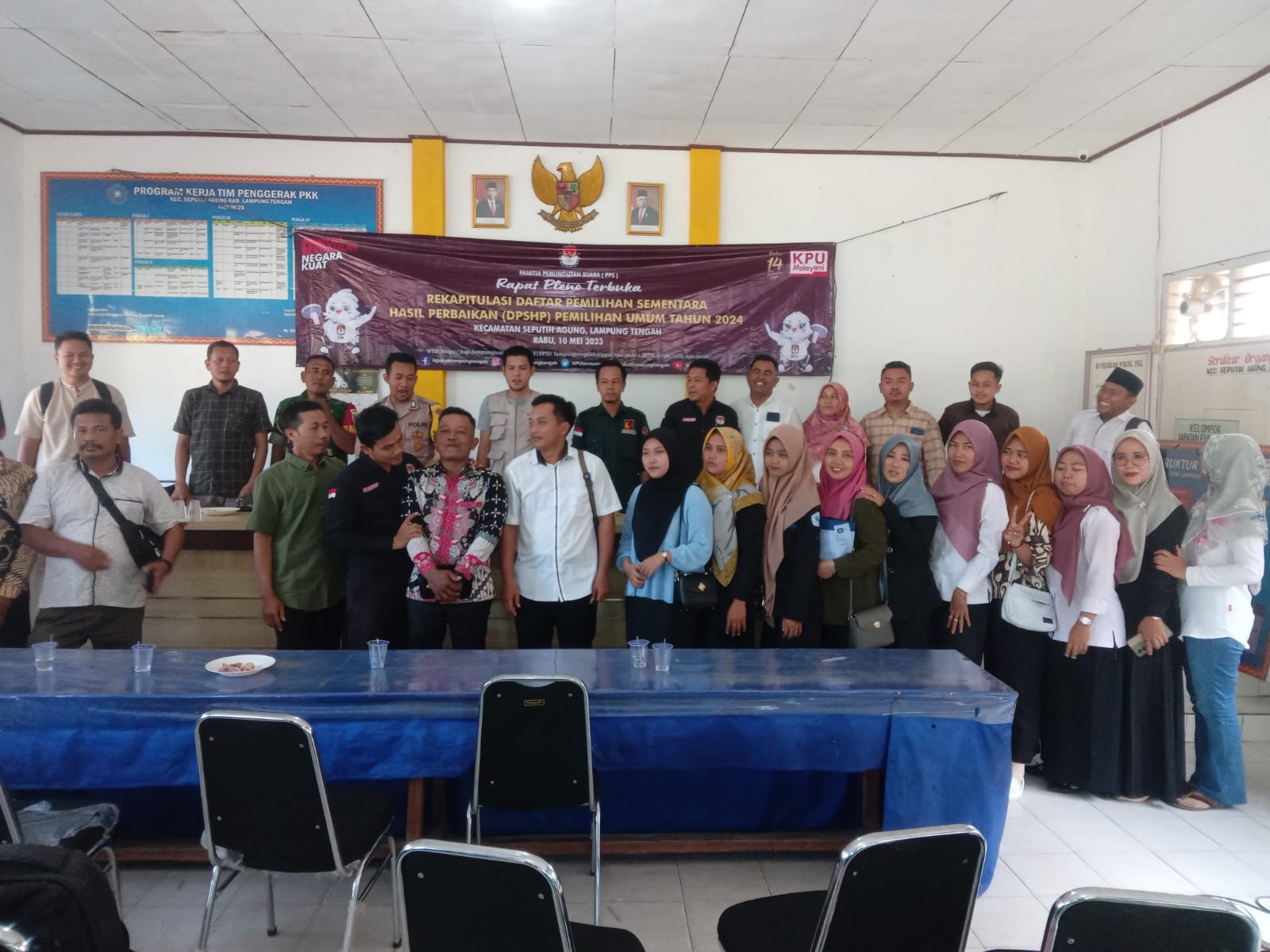 Rapat Pleno terbuka Rekapitulasi Daftar Pemilihan Sementara Hasil Perbaikan (DPSHP) Pemilihan Umum Tahun 2024 di Aula Kecamatan Seputih Agung (Rabu, 10 Mei 2023)